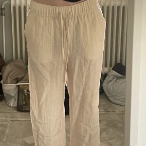 Beiga Linnebyxor - Säljer dessa beiga linnebyxor i storlek 32. Knappt använda, nyskick. Säljer då de är för korta för mig. Passar dig som är ungefär 155 - 160cm lång