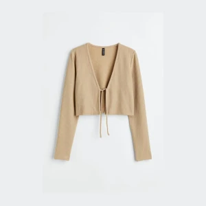 Knytblus - Beige knytblus, använd vid ett tillfälle