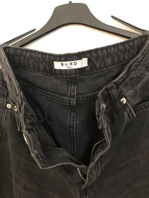 NA-KD jeans - I fint skick.Ingen stretch.