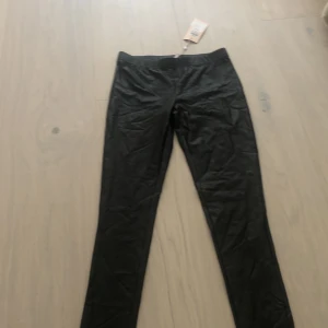 Svarta byxor - Svarta byxor lappen kvar helt nya 
