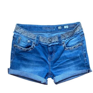 miss me shorts - snygga miss me shorts som ej kommer till användning, sitter midrise.  Strl 28 på lapp, Midjemått: 74 cm med stretch, Köparen står för frakt. Använd gärna ”köp nu” <3