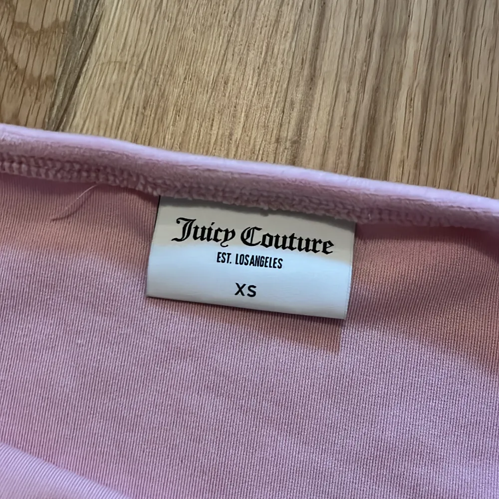 Rosa Juicy Couture tube top i mycket bra skick och har aldrig används, säljer pga att den aldrig har kommit till användning🩷 Köparen står för frakten. Toppar.