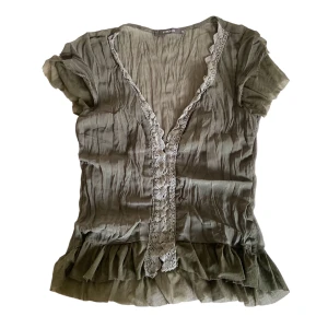 Olivgrön topp - Olivgrön topp. Kontakta vid intresse <3