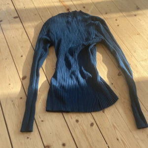 Marinblå ribbad tröja  - Fin