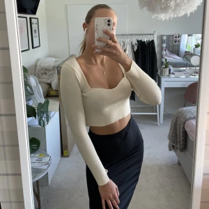 Ribbad tröja  - Ribbstickad topp ifrån zara använd en gång. Denna har så fin urringning och på ärmarna finns en liten slits mot handleden🫶🏼jag är i vanliga fall S men denna är i M och passar mig bra❣️