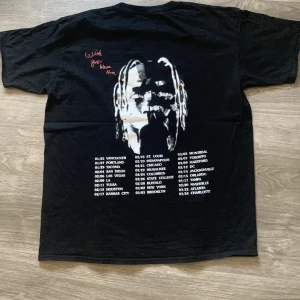 TRAVIS SCOTT Astroworld T-Shirt - Cond 8/10 inge skador på något tryck utan bara lite tecken på användning.   Storlek: XXL men sitter som oversized L. 