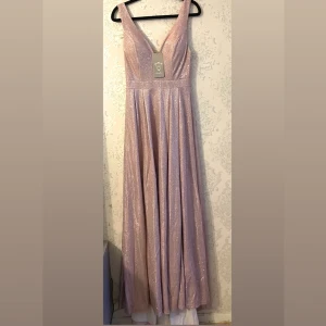 Oanvänd Lång klänning rosa/glitter med litet släp - Jättefin långklänning från Lucy wang. Oanvänd i storlek S! Perfekt till fest/bröllop/förlovning