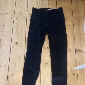 Svarta jeans - Ett par svarta jeans som aldrig är använda! Nyskick Molly jeans Skicka meddelande för fler bilder🌸