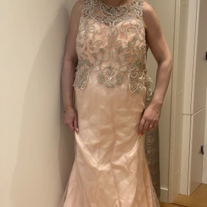Festklnning  - Jätte söt klänning i baby rosa nyans med silvriga mönster över passar perfekt till fester den är köpt i dubai för 3000 så då säljer jag den för 2000 och den är använd en gång!🩶💚