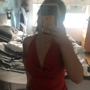 Röd topp - Jättefin röd fest topp. Säljer för att den inte kommer till användning (har inte på mig röd ofta). Kommer från märket Morgan. Knappt använt och är i väldigt bra skick. ❤️