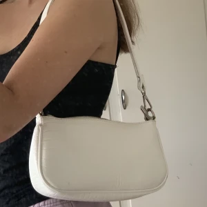 Vit axelväska - Snygg axelväska från GinaTricot. Ganska rymlig! Använd men fint skick🫶 