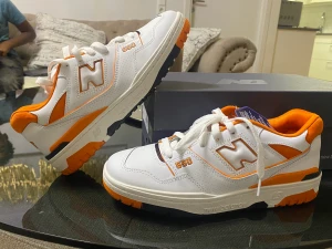 New balance 550 syracuse - Hej jag säljer mina nya new balance 550 syracuse för 1700. Jag har aldrig använt de eftersom de va för stora för mig.