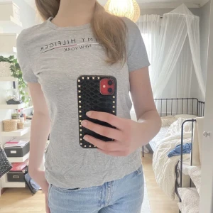 Tommy Hilfiger T-shirt  - Säljer dena fina Tommy Hilfiger T-shirt som jag inte får användning av längre den är i super fint skick 