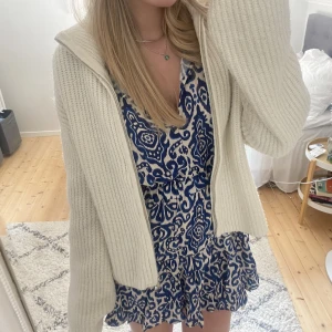 Vit stickad tröja / kofta med dragkedja - Söt stickad vit tröja perfekt att ha över en klänning i sommar. Märke: Bik Bok. Dragkedja som går att stänga. Tjockt material. Jag köpte den för 500kr. Köpare står för frakten och pris går alltid att diskutera. Hör av er vid frågor eller intresse🩷🩷