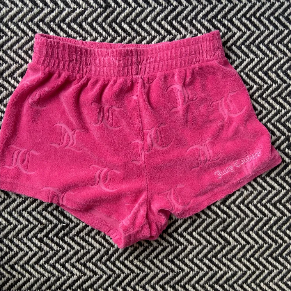 Rosa skit snygga juicy shorts. I froté material och aldrig använda.. Shorts.