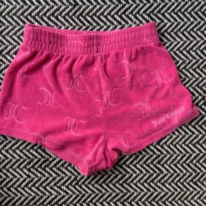 Rosa skit snygga juicy shorts. I froté material och aldrig använda.