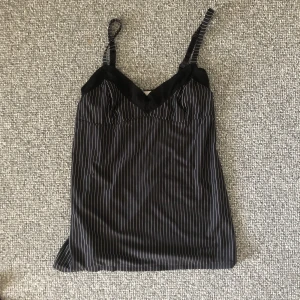 Y2K linne - Svart, randigt linne med mesh kring urringningen. Skriv för tydligare bilder om ni vill! Bra skick