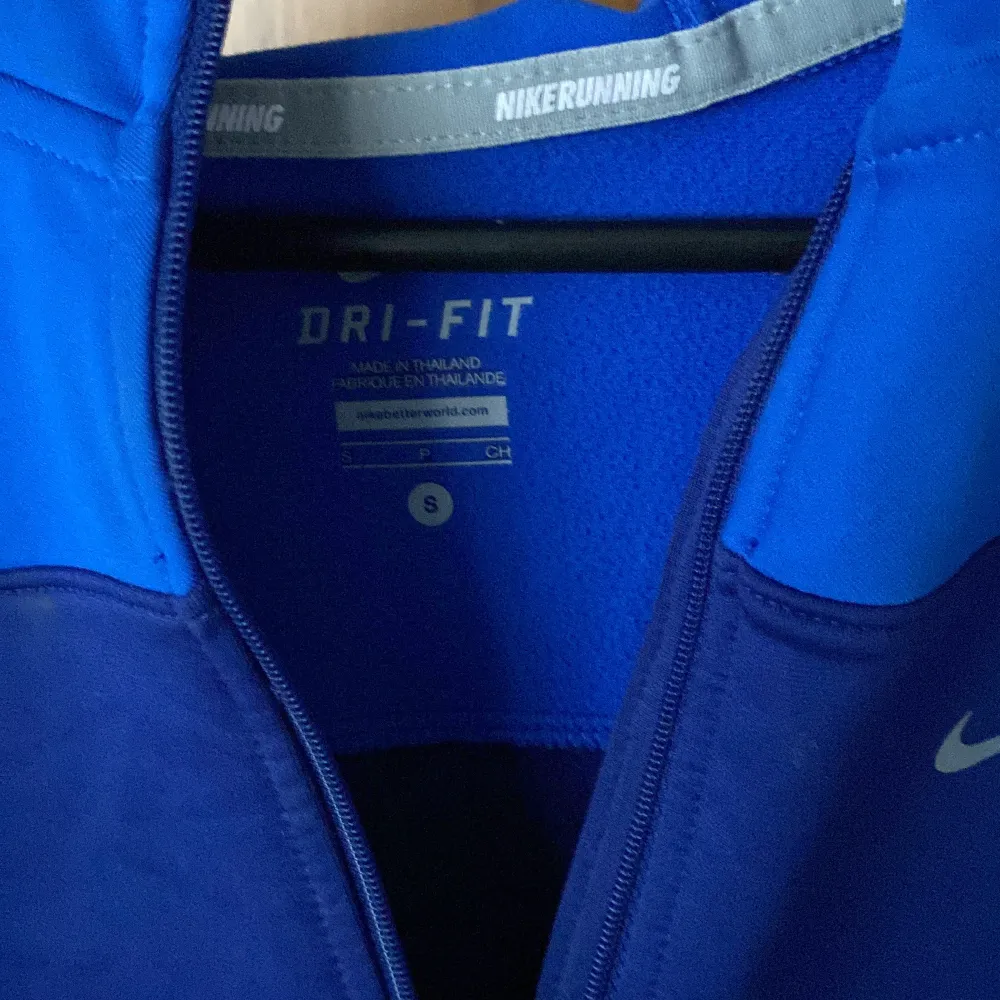 Blå Träningströja från Nike, storlek s dam Knappt använda så i fint skick!. Hoodies.