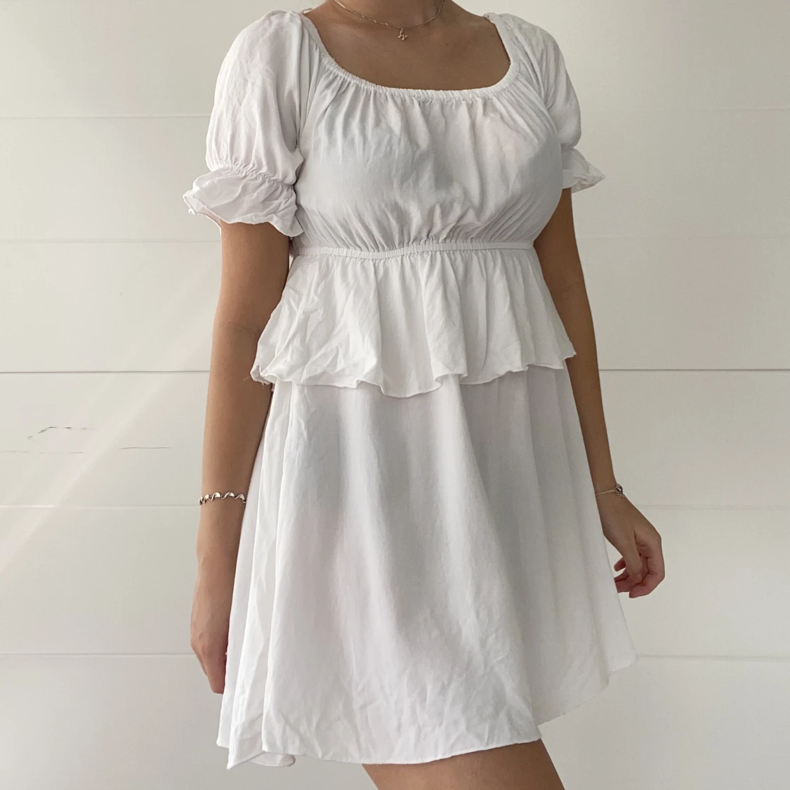 Vit volangklänning  - 90