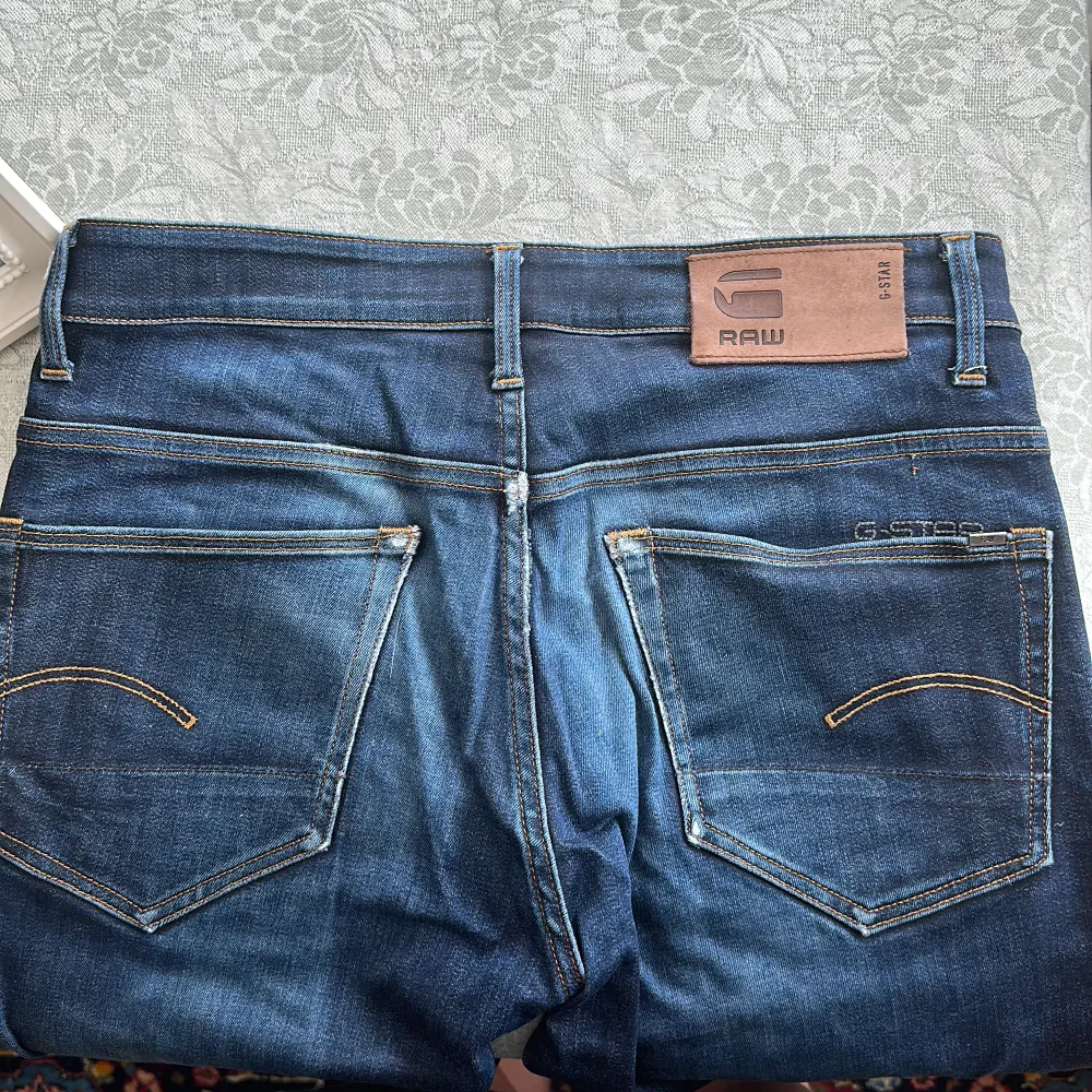 Mörkblåa jeans från G-Star Star inte använda på +3 år då de är för små. Kläderna har lite märken på baksidan som man kan se på bilden. Jeans & Byxor.