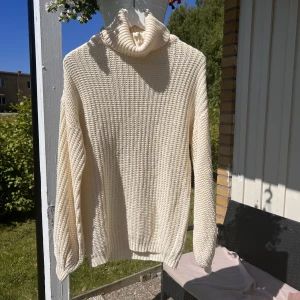 Stickad tröja  - En oversized stickad tröja , jätte skön och varm och passar perfekt till sommarkvällar🥂💐lite mer cremevit än vit🤩