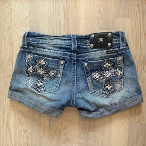 LÅGMIDJADE MISS ME SHORTS - Supersnygga lågmidjade miss me shorts!!! Nästan helt oanvända och nypris är 1200 kr!  Strl 28. Skriv för frågor!! (Har även ett par liknande i min profil)