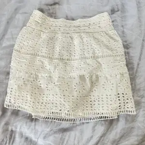 Säljer söt kjol från zara med shorts under💓
