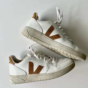 Veja V 10 Leather Extra White/Camel - Nypris 960kr.  Sparsamt använda. Skickar gärna fler bilder på begäran.