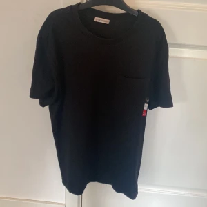 Moncler tshirt  - Säljer min Moncler T-shirt i storlek Small då jag vuxit ur den. Jag har inte använt den mycket kanske totalt 20 gånger. Den är självklart äkta. Den har Qr kod och sen Nfc i loggan. Skriv vid frågor. Kan också tänka mig att gå ner i pris vid snabb affär.