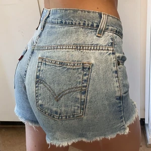 Levi's shorts  - Köpta second hand för 500kr. Storlek Jr 9 och är något tighta på mig som normalt bär storlek M så skulle säga bättre för en XS/S