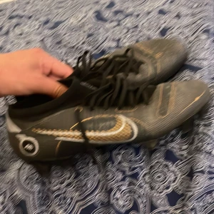 Fotbollsskor  - Nike PRO fotbollsskor använda några gånger annars väldigt bra