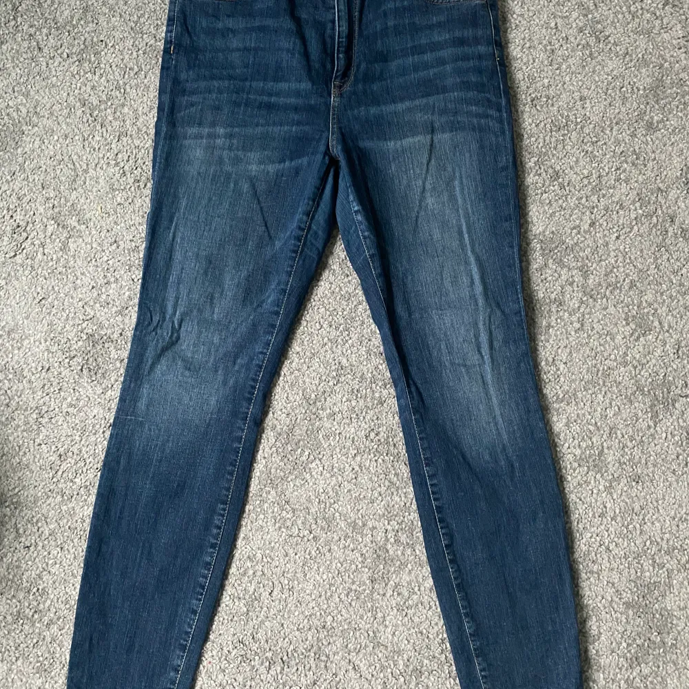 Snygga stretchiga blå jeans i modell skinny fit från HM. Storlek 31 och tyvärr för små för mig. . Jeans & Byxor.