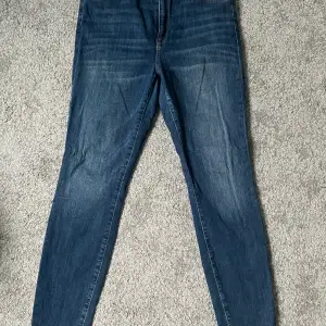 Snygga stretchiga blå jeans i modell skinny fit från HM. Storlek 31 och tyvärr för små för mig. 