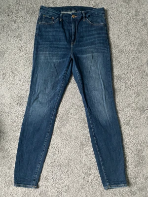 Skinny fit jeans - Snygga stretchiga blå jeans i modell skinny fit från HM. Storlek 31 och tyvärr för små för mig. 