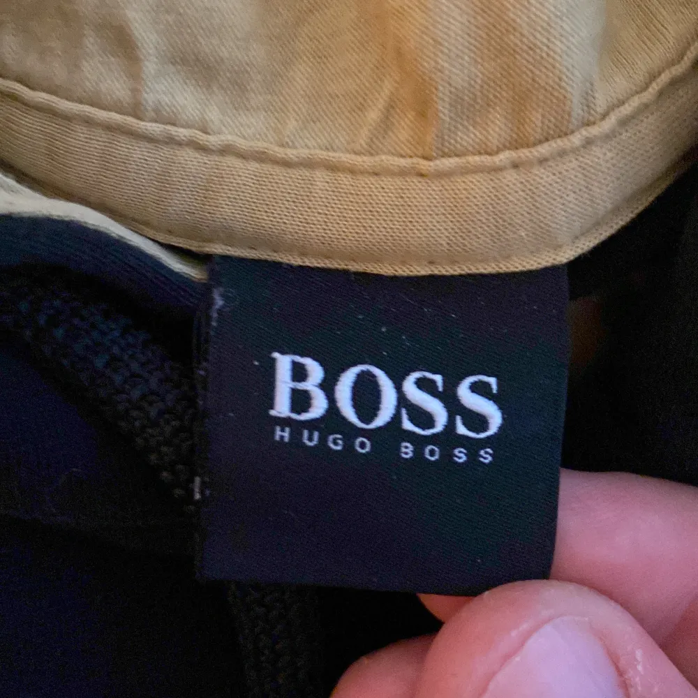 Säljer min Hugo Boss hoodie som är köppt på Hennings och när som ny. Hoodies.