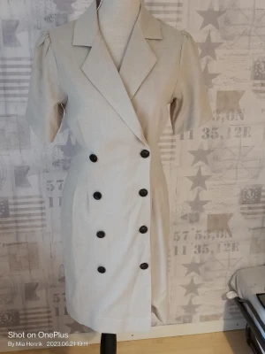 Ny med tags kostym klänning  - Ny med taggar kvar Snygg o stilren klänning i ett stretchigt tyg av viscose o polyester