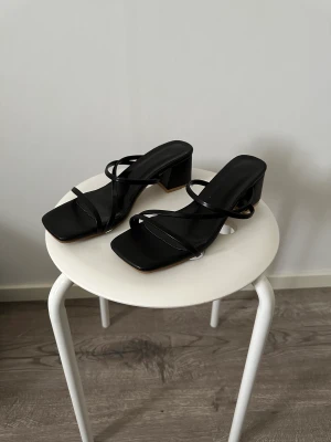 Klackskor - Säljer dessa klackskor då dem är för stora för mig! Aldrig använda, endast testade! Stl 38 (24.5 cm) säljes för 150 kr❤️ frakt tillkommer❤️