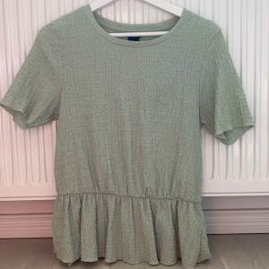Mintgröna tröja från Lindex storlek S köparen står för frakten🌸🫶🏼 pris 100 kr