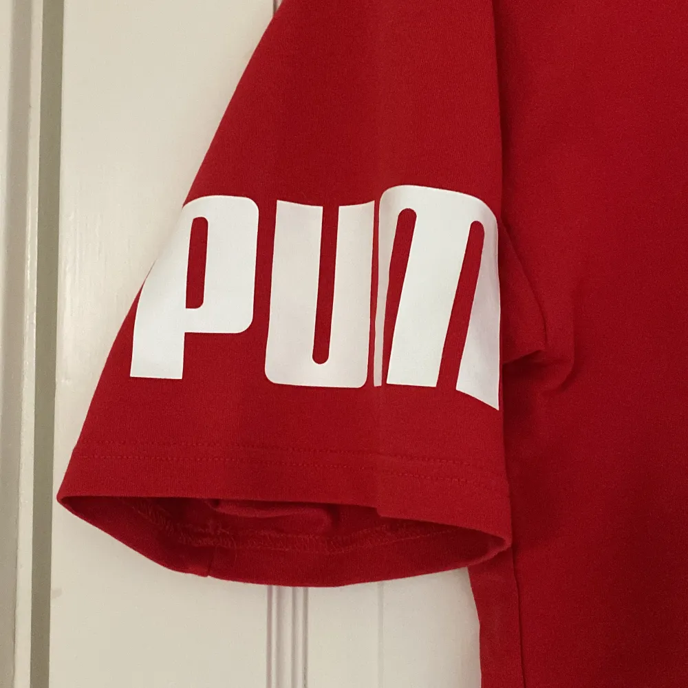 En kortare T-shirt med lite längre ärmar från Puma. Använd ett fåtal gånger, bra skick. Säljer eftersom den inte kommer till användning. . T-shirts.