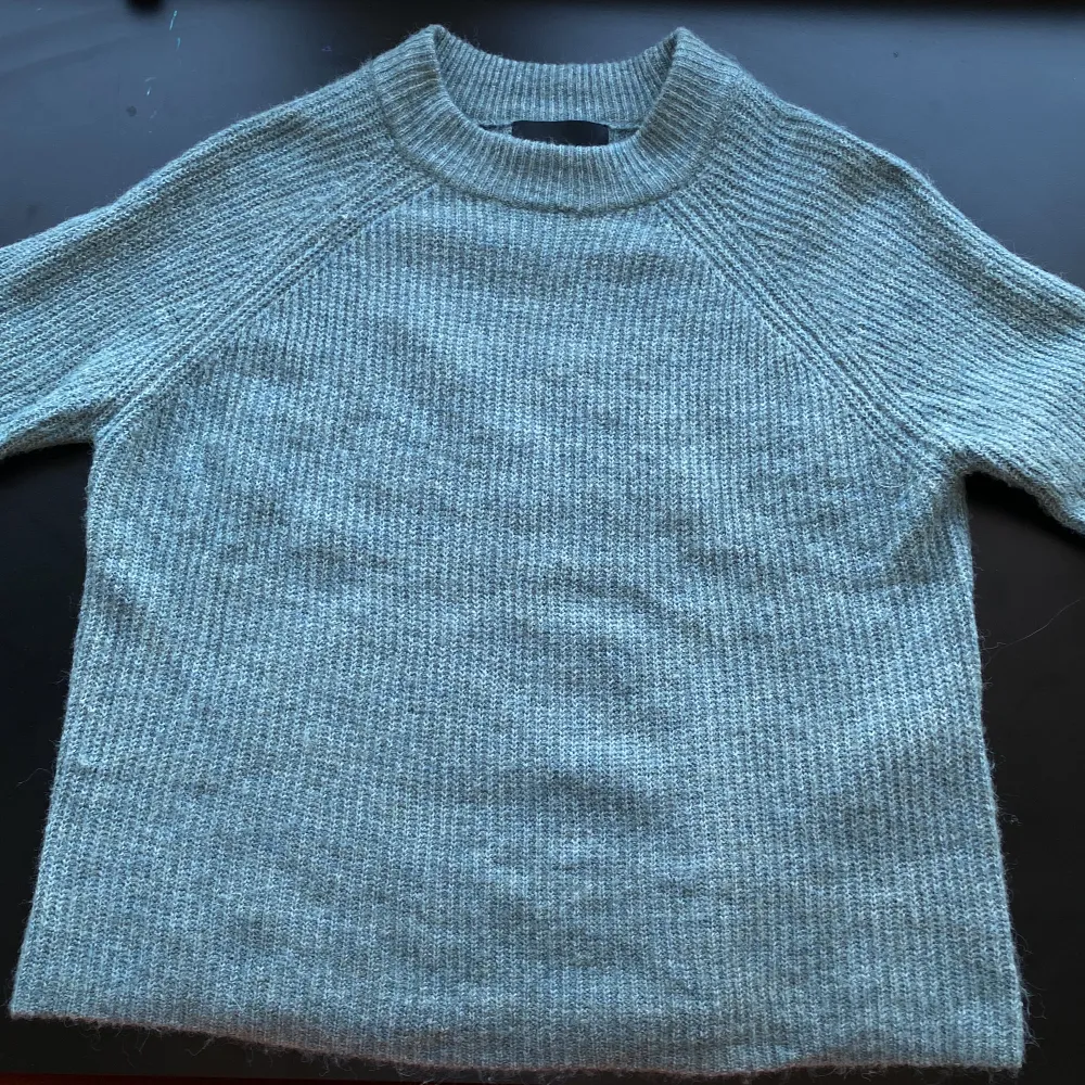Säljer denna stickade tröjan. Jättefin färg och användt max 2 gånger. Säljer då den tyvärr inte kommer till användning. . Stickat.
