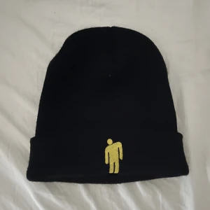 Blohsh beanie / mössa - Äkta blohsh beanie/mössa från Billie Eilish merch, köpt på hennes pop up i Stockholm, ingen specifik storlek men väldigt stretchig, knappast använd så väldigt bra kondition, pris kan diskuteras. Använd köp nu eller swish, dm för mer info eller frågor🫶