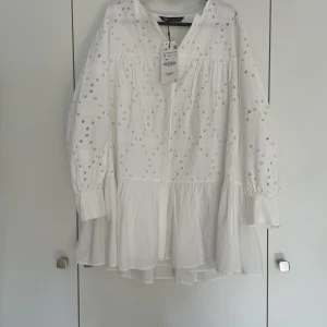Zara sommarklänning  - Vit sommarklänning från Zara i storlek S. Aldrig använd, prislapp kvar.
