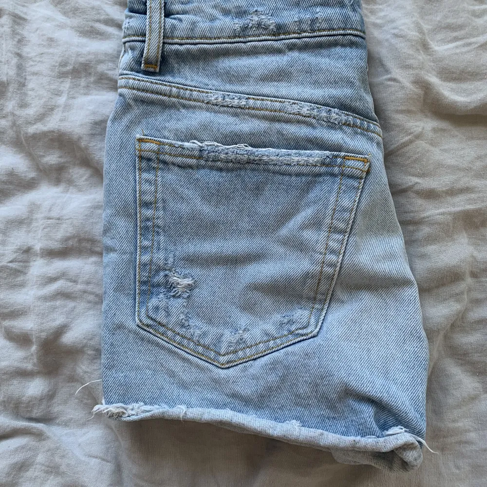 Jag säljer ett par shorts ifrån zara, fint skick, använda tre gånger, köptes för strax under 300 kr!💖🤩. Shorts.