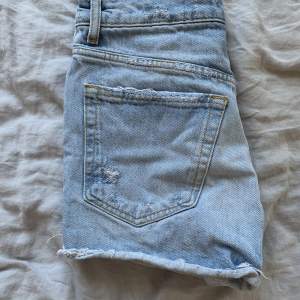Jag säljer ett par shorts ifrån zara, fint skick, använda tre gånger, köptes för strax under 300 kr!💖🤩