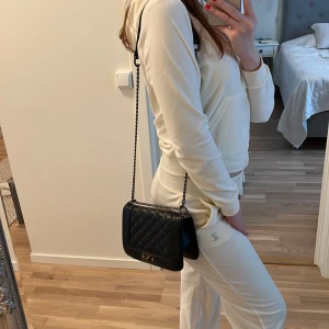 Svart axelväska Gina Tricot - Handväska från Gina Tricot. Svart konstläder. Kromdetaljer. Använd en hel del. 