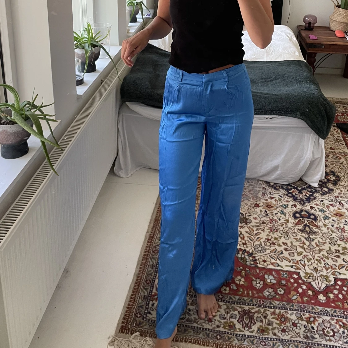 Blåa sidenliknande byxor - 90