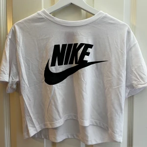 Tränings t-shirt från nike - Aldrig använd tränings t-shirt från nike