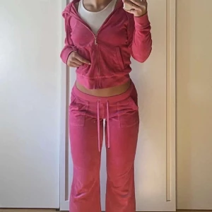Juicy couture sett - Säljer hela mitt rosa juicy counture sett i storlek S, använt endast ett par gånger. Säljer för 700, pris går att diskuteras. 