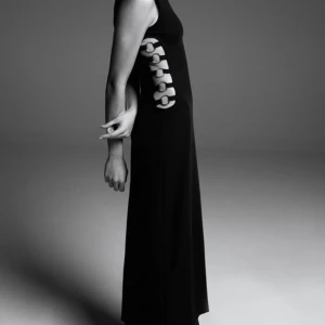 Zara klänning med silvriga öljetter - Oanvänd klänning med silvriga öljetter på sidorna och slit på baksidan från Zara! Lappar finns kvar! Strl L men ganska liten i storleken därför till salu 💌