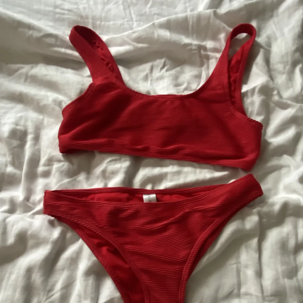 Röd bikini set från NA-KD. Använd kanske en gång, är för liten för mig. . Övrigt.